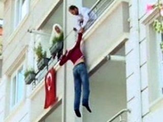 Babasının elinden balkondan atlayıp kurtuldu