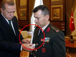 Erdoğan'ın yaverlerine elleriyle taktığı kordonun anlamı ne?