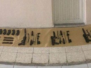 Şüphelinin çantasından kalaşnikof ve şarjörler çıktı