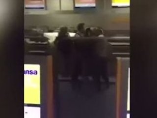 İngiliz yolcudan Alman polise meydan dayağı!