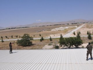 Keskin nişancılar jet üssünde 'kuş uçurtmuyor'