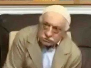 Gülen’den garip hareketler
