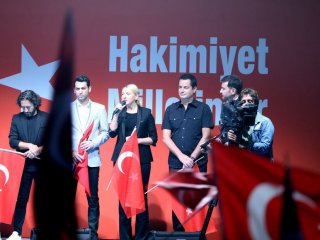 Demokrasi nöbetine katılan ünlüler