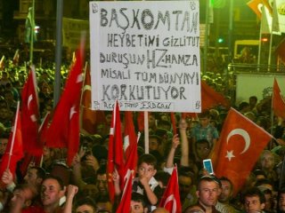 Meydanların en dikkat çeken pankartları