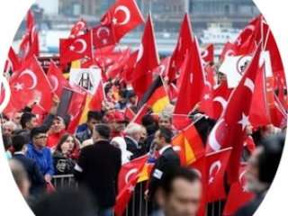 Almanya'da Türkler meydanlara indi!