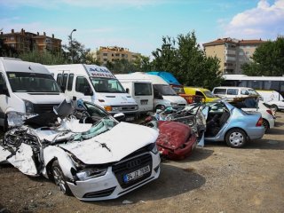 Tankların ezdiği araçlar Ankara Emniyet Müdürlüğün'de tutuluyor