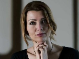 Elif Şafak sucuk reyonuna düştü