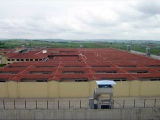 Cezaevine silah sokmaya çalışan gardiyanlar yakalandı