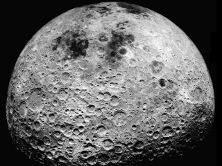 Zoom yaparak Ay'ın yüzeyini inceleyen kamera