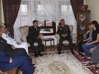 Hulusi Akar'dan şehit evine taziye ziyareti