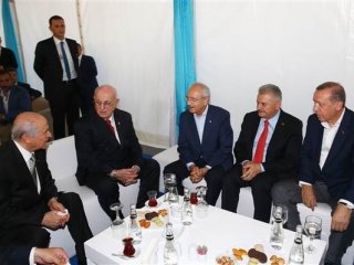 Yenikapı'da liderlerden sıcak görüntüler