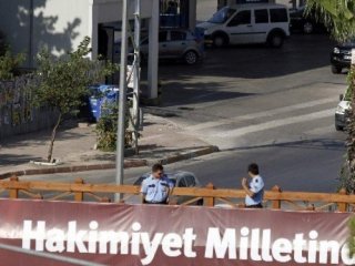 Antalya'daki üst geçitte FETÖ kitapları alarmı