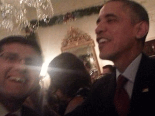 Obama darbecilerle selfie yaptı