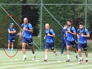 Van Persie, Pereira'yı fotoğraftan kesti!