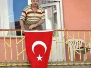 Balkona bayrak asan dayı reklam yıldızı oldu