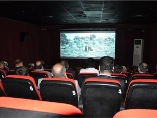 Sinemada film izlerken kafasına tahta düştü!