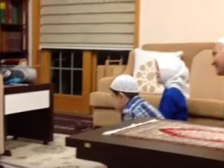 Adil Öksüz Gülen'in dizlerinin dibinde