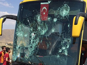 Beşiktaş taraftarını taşıyan otobüse saldırı
