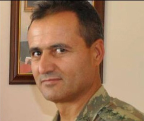 Darbeci albaya peçete verdi! Başını yaktı!