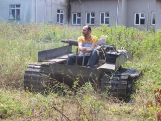 Darbecilere sinirlenen vatandaş tank yaptı