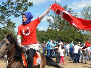 At üzerindeki kadınlardan muhteşem gösteri!