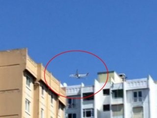 Atatürk Havalimanı'na acil iniş yapan uçak yanmaya başladı