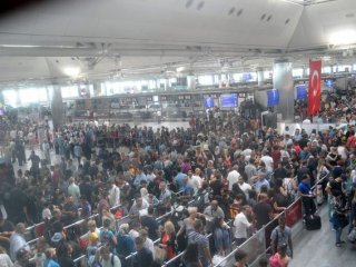 Atatürk Havalimanı'nda dev pasaport kuyruğu