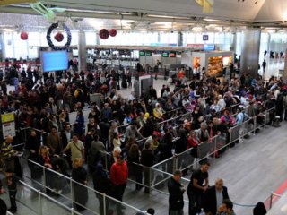 Atatürk Havalimanı'nda kuyruk dışarılara taştı