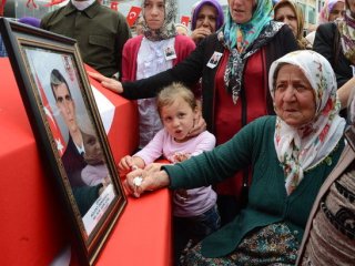 Anneden şehit oğluna son bakış