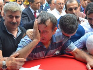 Baba, şehit oğlunun tabutuna sarılarak sela okudu