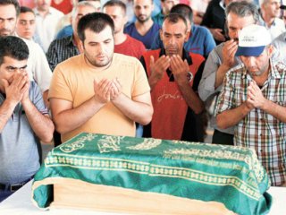 Alçaklar çocuk bombacıyla çocukları katletti