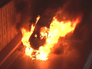 Şişli’de seyir halindeki otomobil alev alev yandı