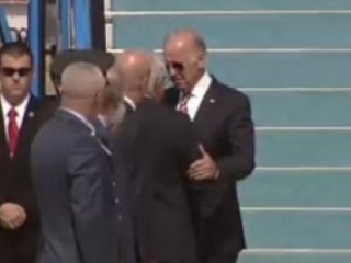 ABD Başkan Yardımcısı Biden'i vali yardımcısı karşıladı