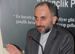 Genç denizde yüzen bir gemidir