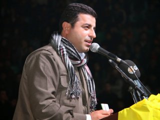 Münir Karaloğlu'ndan Demirtaş'a 'makarena'lı Cerablus göndermesi!