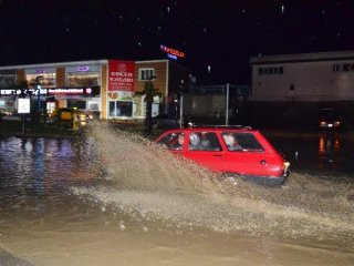 Göle dönen yolda sürücüler mahsur kaldı