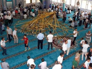 Kayseri'de cami cemaatinin üzerine avize düştü: 11 yaralı