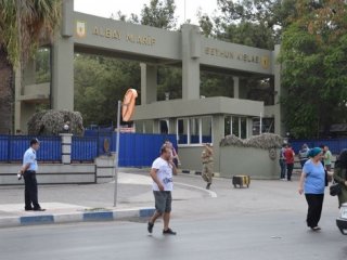 Manisa'da askeri kışla önünde bomba paniği