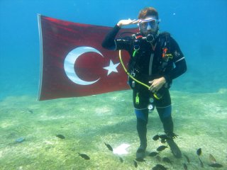 Deniz dibinde Türk bayrağı açtılar