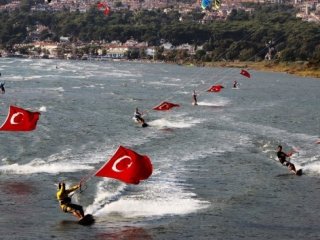 Deniz kırmızı beyaza büründü