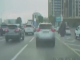 Deve kuşuyla trafiğe çıktı