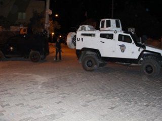 Van’da polis aracına bombalı saldırı