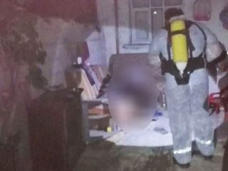 Çürüyen cenazeyi itfaiye ekipleri zorlukla çıkardı