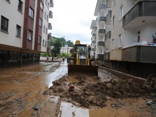 Artvin’de sel hayatı durdurdu