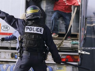 İngiliz polisten PKK destekçilerine tokat gibi cevap