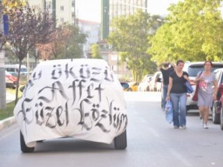 Genç aşığın hazırladığı pankart görenleri şaşırttı