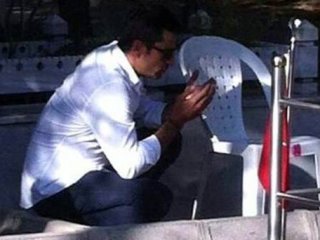 Kenan İmirzalıoğlu, Şehit Ömer Halisdemir’in kabrini ziyaret etti