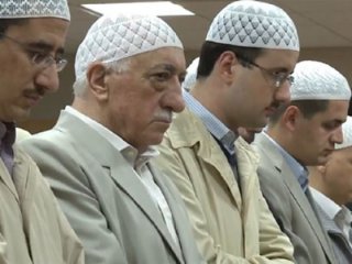 FETÖ elebaşı Gülen'in skandal namaz videosu!