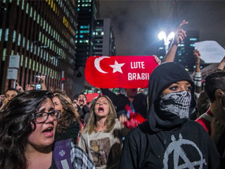 Brezilya'da 'darbe karşıtı' gösterilerde Türk bayrağı açtılar