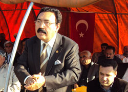 Türk bayrağından rahatsız oldu!